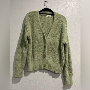 By The River
Chunky Knit Green Cardigan
Sweater with size M